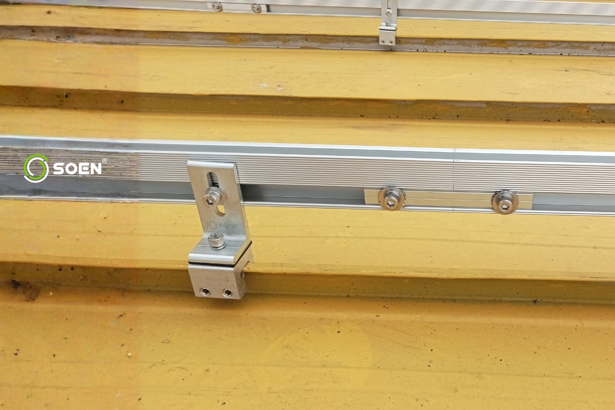 Anclaje G-Clamp para cubiertas grafadas (versión ancha) SOEN, vista frontal